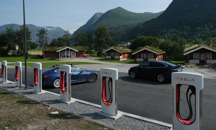 Một điểm sạc của Tesla ở Na Uy.