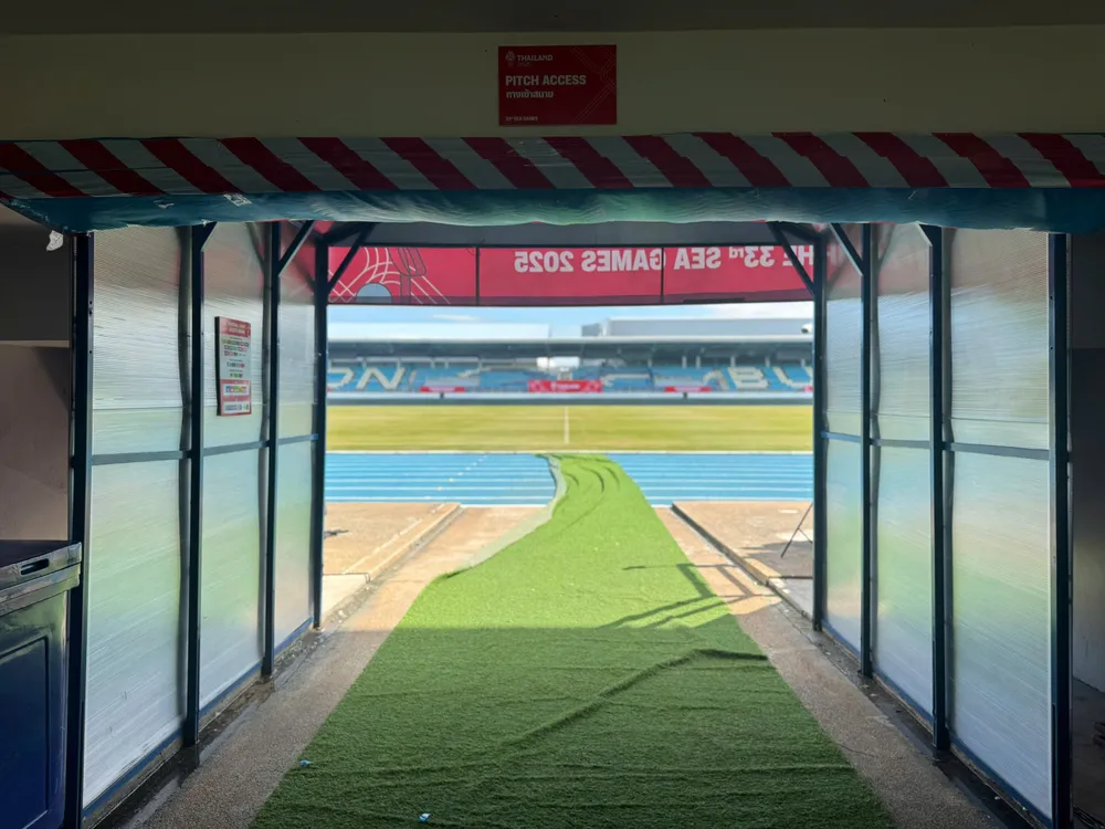 Đường hầm dẫn ra sân Chonburi