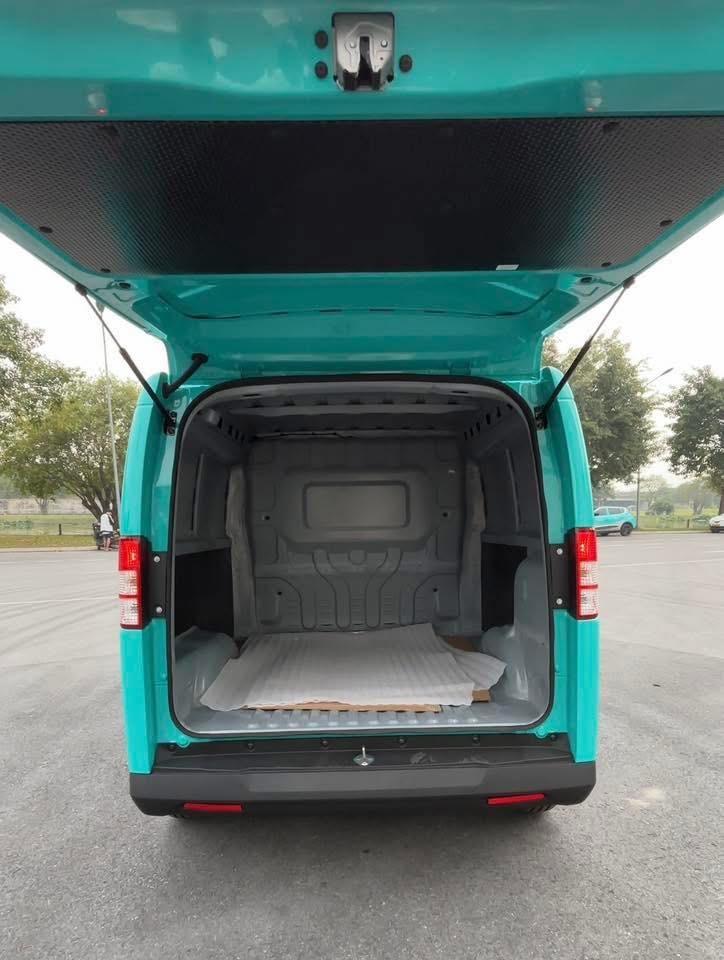 VinFast EC Van 11 Khoang hàng rộng rãi mở cửa vỏ sò