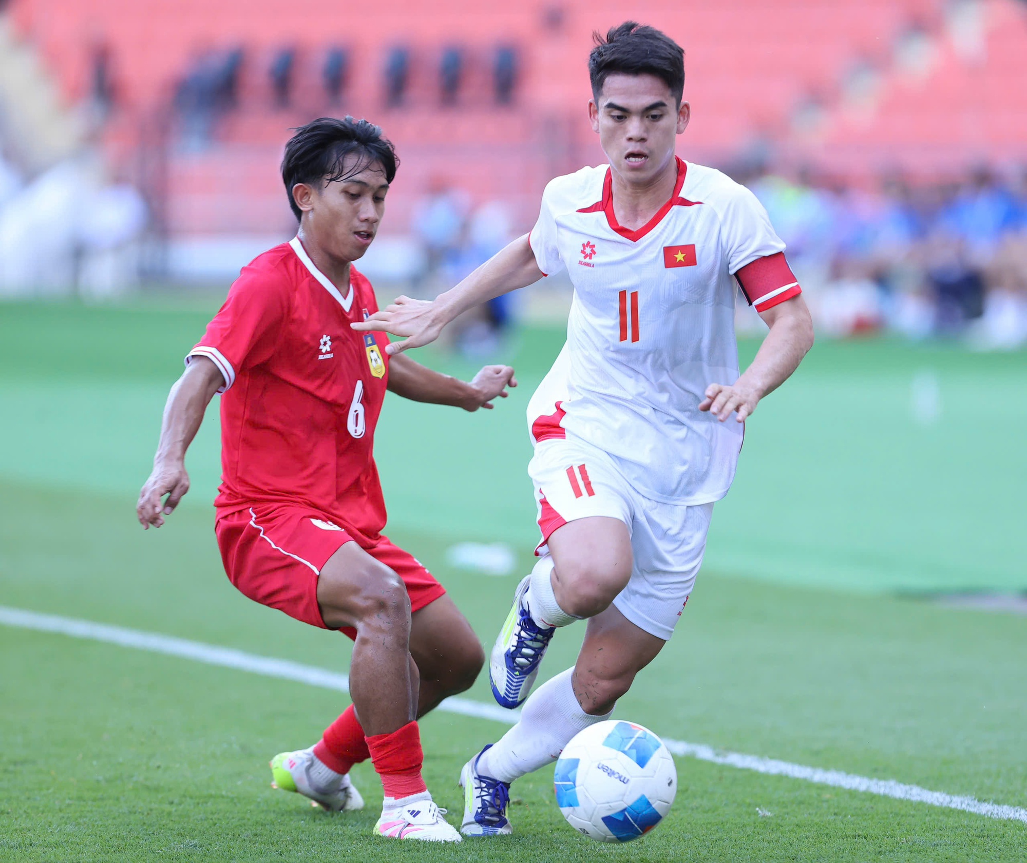 Văn Khang bị thay ra sân chủ yếu vì HLV Kim Sang-sik cần cầu thủ mới sung sức hơn (Ảnh: Linh Đan) Văn Khang bị thay ra sân