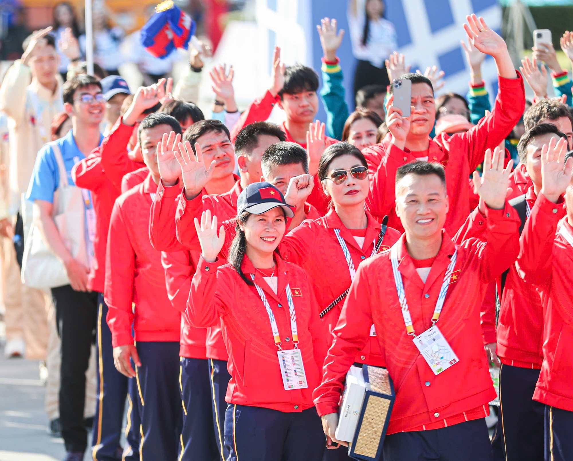 Quốc kì Việt Nam tung bay trên bầu trời Bangkok trong lễ thượng cờ SEA Games 33- Ảnh 5. Quốc kì Việt Nam tung bay trên bầu trời Bangkok trong lễ thượng cờ SEA Games 33- Ảnh 5.