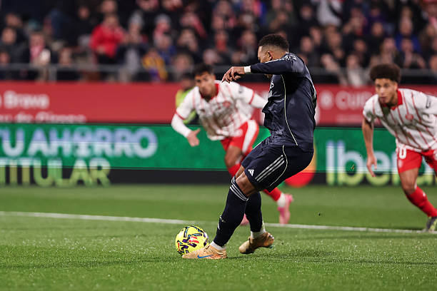 Mbappe ghi bàn trên chấm 11m