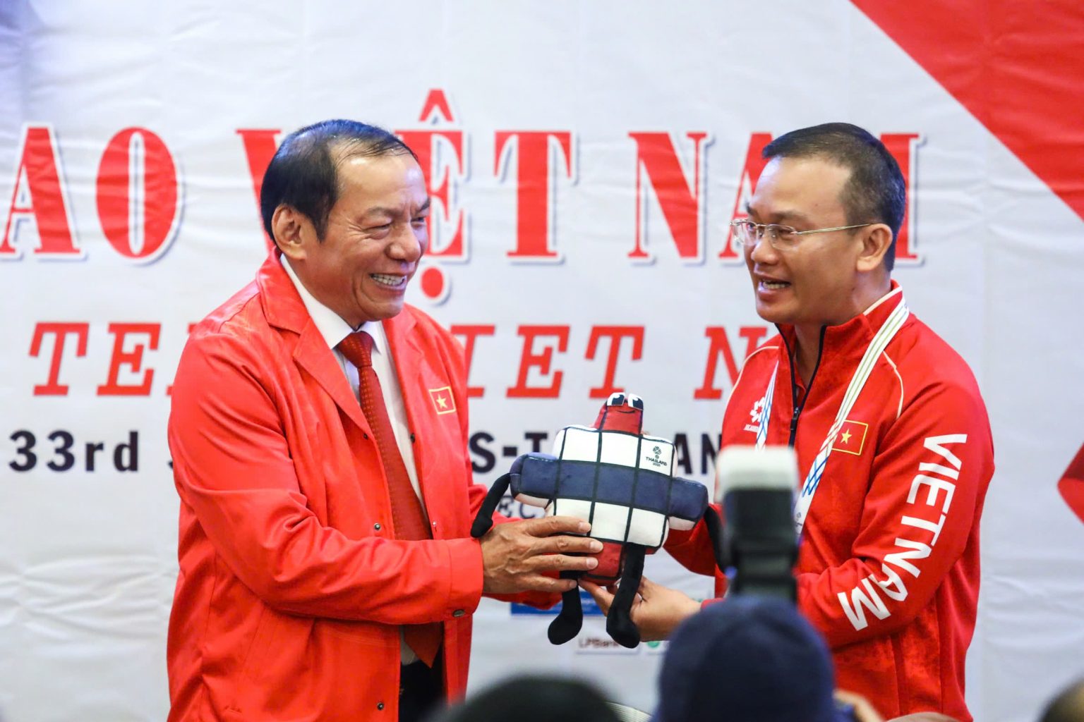 Bộ trưởng Nguyễn Văn Hùng thăm và động viên Đoàn Thể thao Việt Nam tại SEA Games 33 - Ảnh 5. Bộ trưởng gửi lời chúc tới các HLV, vận động viên Đoàn Thể thao Việt Nam đạt thành tích cao tại SEA Games 33