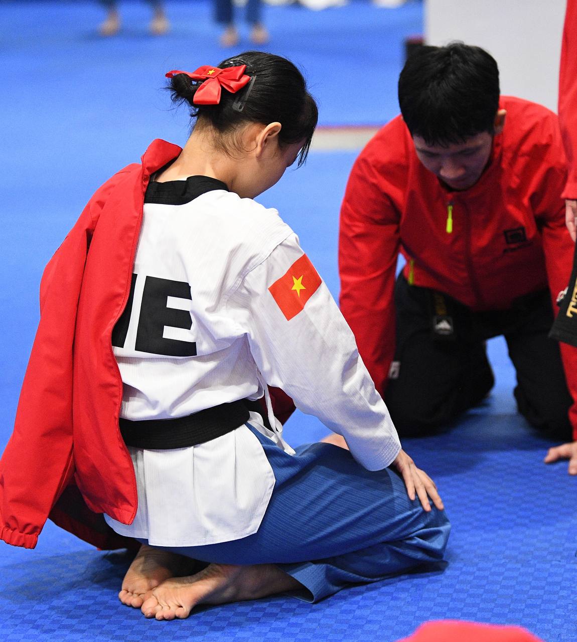 Trai tài gái giỏi Taekwondo Việt Nam ôm nhau bật khóc, vỡ oà cảm xúc khi thắng Thái Lan ở bán kết SEA Games 33- Ảnh 13. Hai vận động viên quỳ xuống sàn đầy cảm xúc