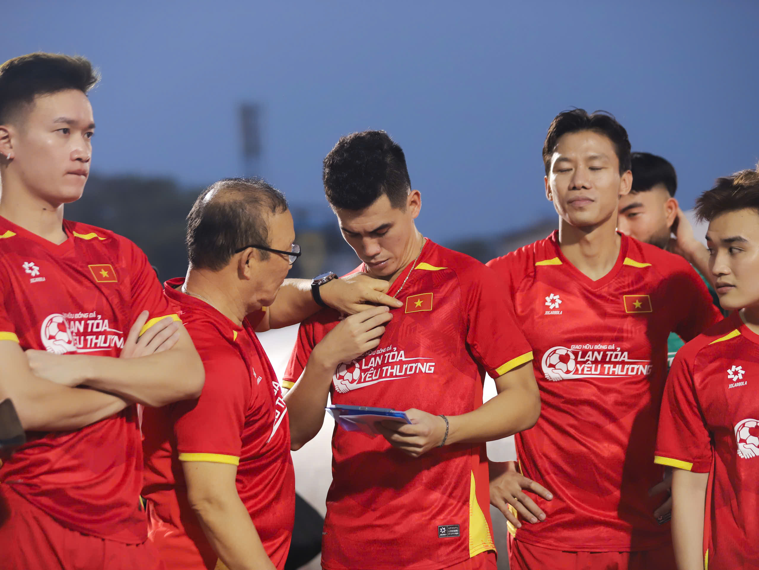 Tiến Linh cùng dàn sao quyên góp gần 1,2 tỷ đồng để &quot;Lan tỏa yêu thương 2025&quot; - Ảnh 1.