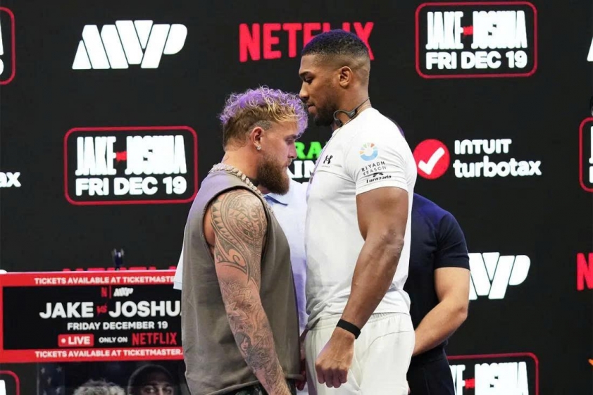 Jake Paul và Anthony Joshua trong buổi face-off