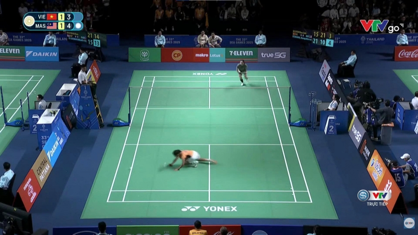 Ngôi sao Việt Nam nổi giận vì bị xử ép tại SEA Games: Cầu trong nhưng cứ bị xử ra ngoài? - Ảnh 1. Một tình huống Thùy Linh dứt điểm, cầu ở trong sân nhưng bị trọng tài xử ra ngoài.