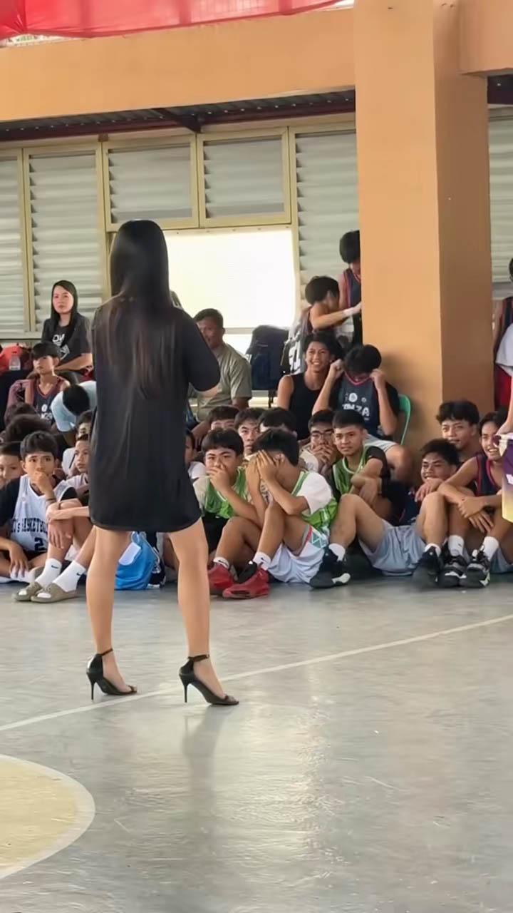 Hoạt náo viên có hành động phản cảm đến mức gây phẫn nộ cộng đồng mạng- Ảnh 1. Hoạt náo viên có hành động phản cảm đến mức gây phẫn nộ cộng đồng mạng- Ảnh 1.