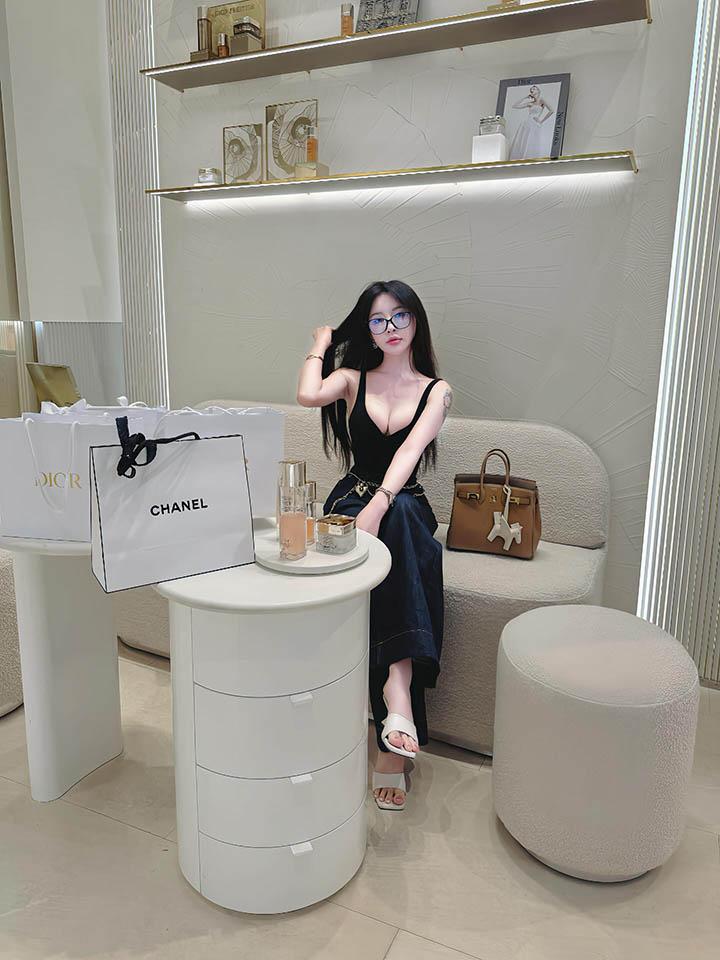 Vào “vibe” công chúa nữ tính, cô nàng vẫn khoe dáng “đồng hồ cát” cực chuẩn- Ảnh 7. Vào “vibe” công chúa nữ tính, cô nàng vẫn khoe dáng “đồng hồ cát” cực chuẩn- Ảnh 7.