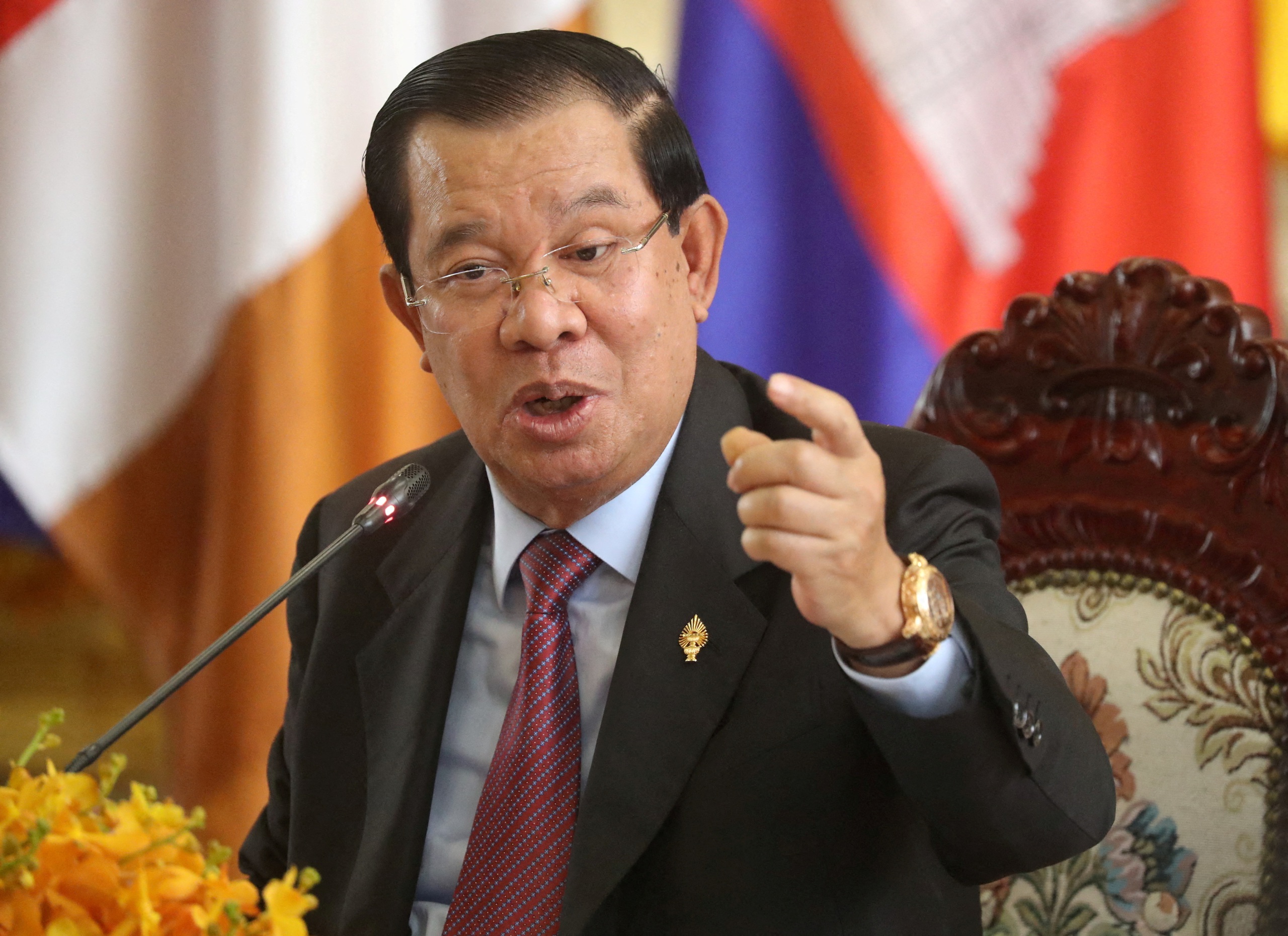 Ông Hun Sen phản bác lời bao biện của chủ nhà Thái Lan về SEA Games 33 - Ảnh 1. Ông Hun Sen phản bác người Thái Lan về chuyện tổ chức SEA Games 'bằng tiền Trung Quốc' - Ảnh 1.