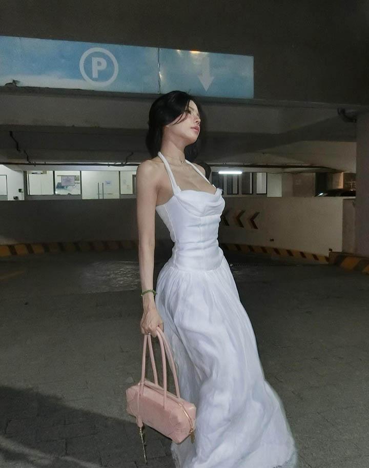 Thần thái sắc lạnh và ánh mắt bí ẩn của Mai Dora Mai Dora khoe ảnh kèm một cái tên, fan vừa đọc đã biết là “đồng đạo