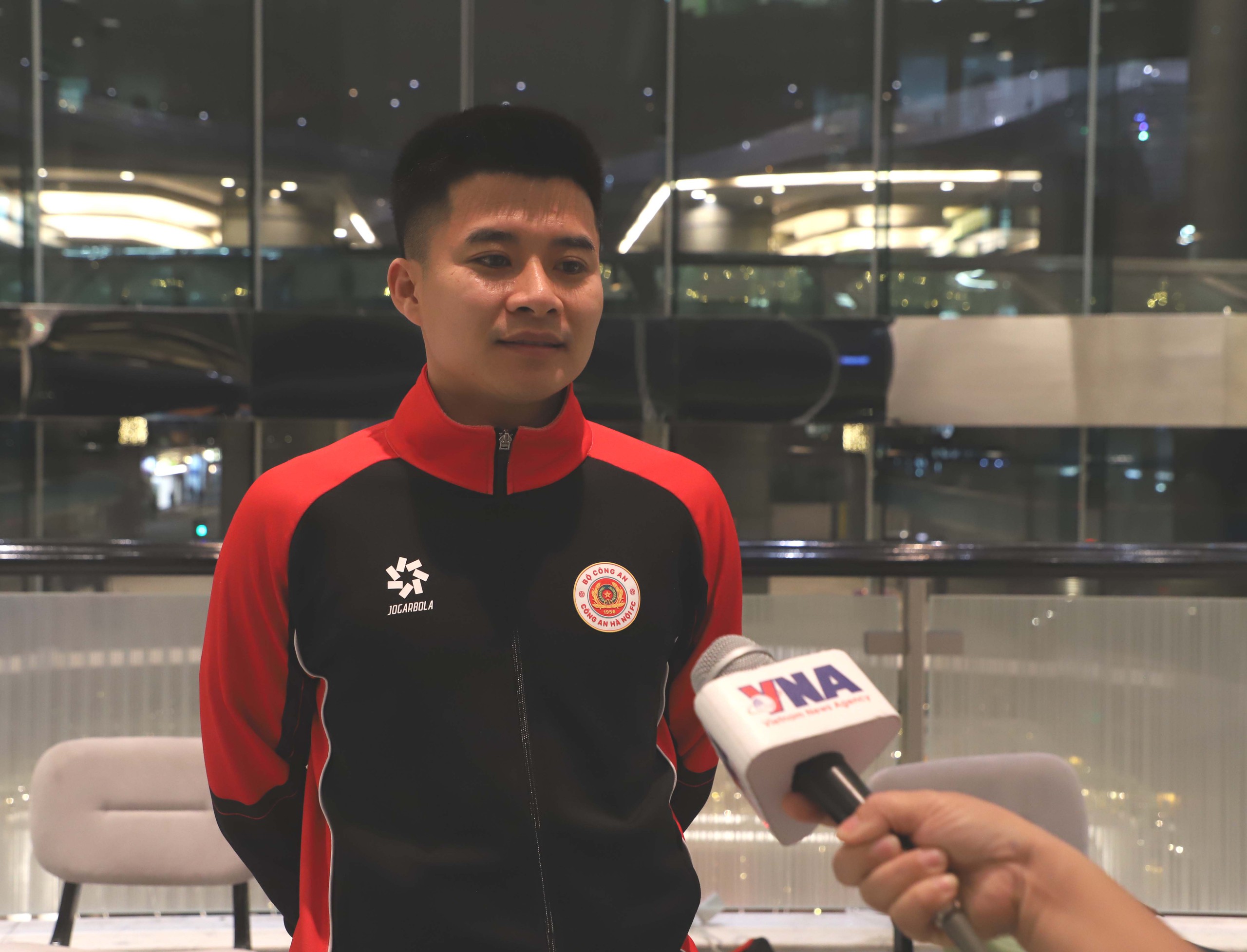 Tiền vệ Lê Phạm Thành Long trả lời phỏng vấn TTXVN