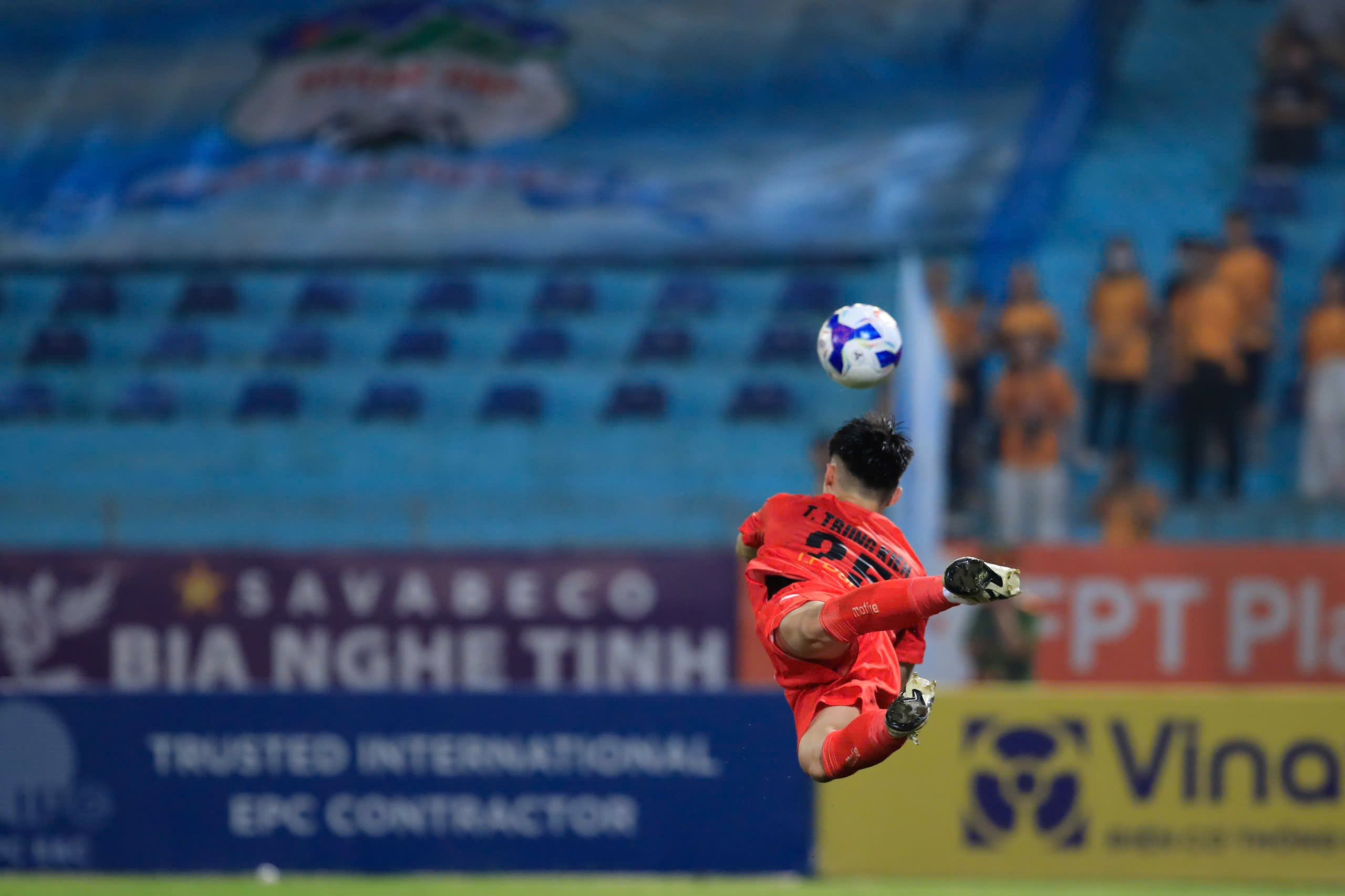 Bộ khung U22 Việt Nam làm mưa làm gió ở V-League, nền tảng cho giấc mơ vàng SEA Games 33 - Ảnh 1. Trung Kiên vẫn đang duy trì sự ổn định ở HAGL