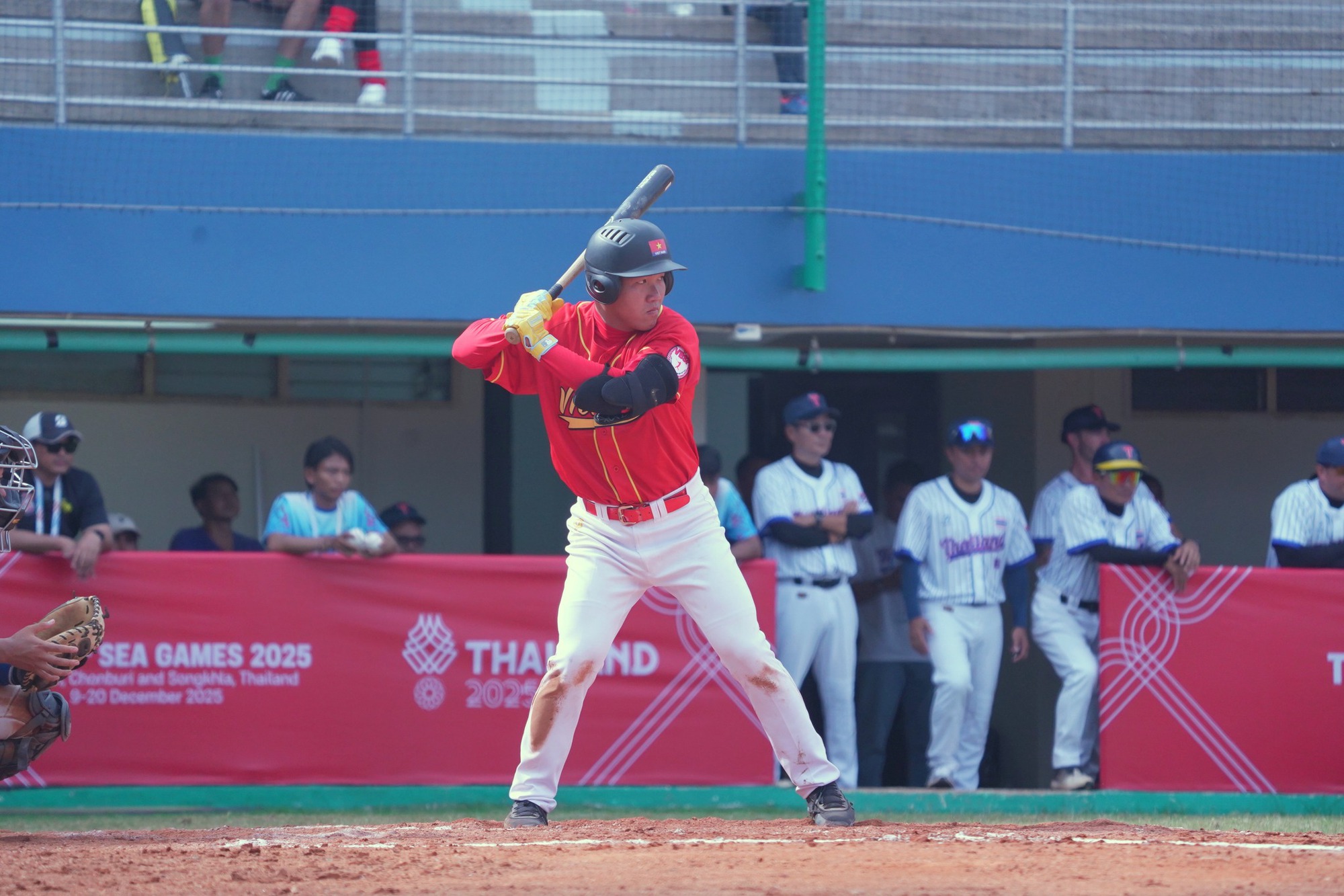 Tuyển Việt Nam (áo đỏ) để thua 0-16 trước Thái Lan