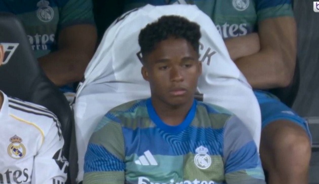 Endrick nhận thẻ đỏ dù không thi đấu. Endrick nhận thẻ đỏ dù không thi đấu.