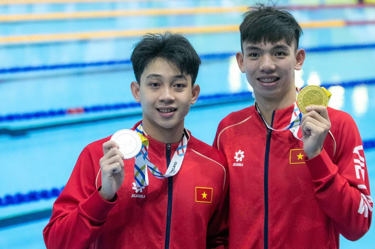 Kình ngư Mai Trần Tuấn Anh giành huy chương bạc SEA Games Mai Trần Tuấn Anh bên cạnh Huy Hoàng