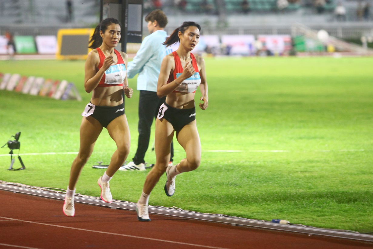 2 vận động viên điền kinh Việt Nam cạnh tranh quyết liệt ở cự ly 1500m