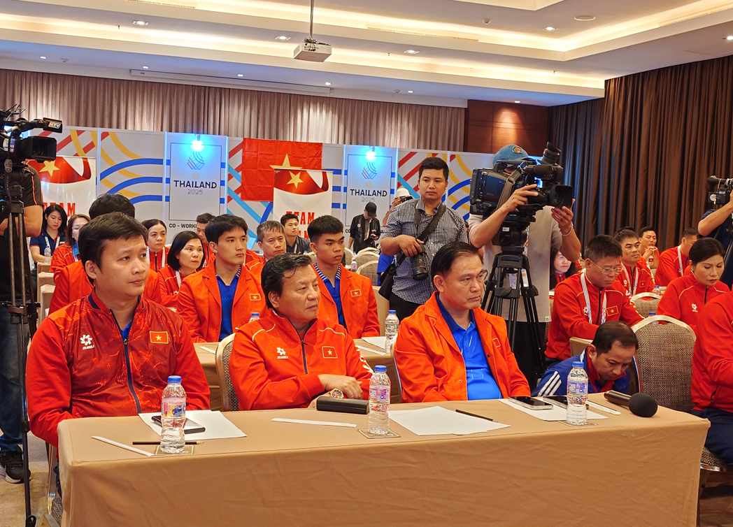 Bộ trưởng Nguyễn Văn Hùng thăm và động viên Đoàn Thể thao Việt Nam tại SEA Games 33 - Ảnh 2. Lãnh đạo Bộ Văn hóa, Thể thao và Du lịch cùng các thành viên đoàn thể thao trao đổi tại SEA Games