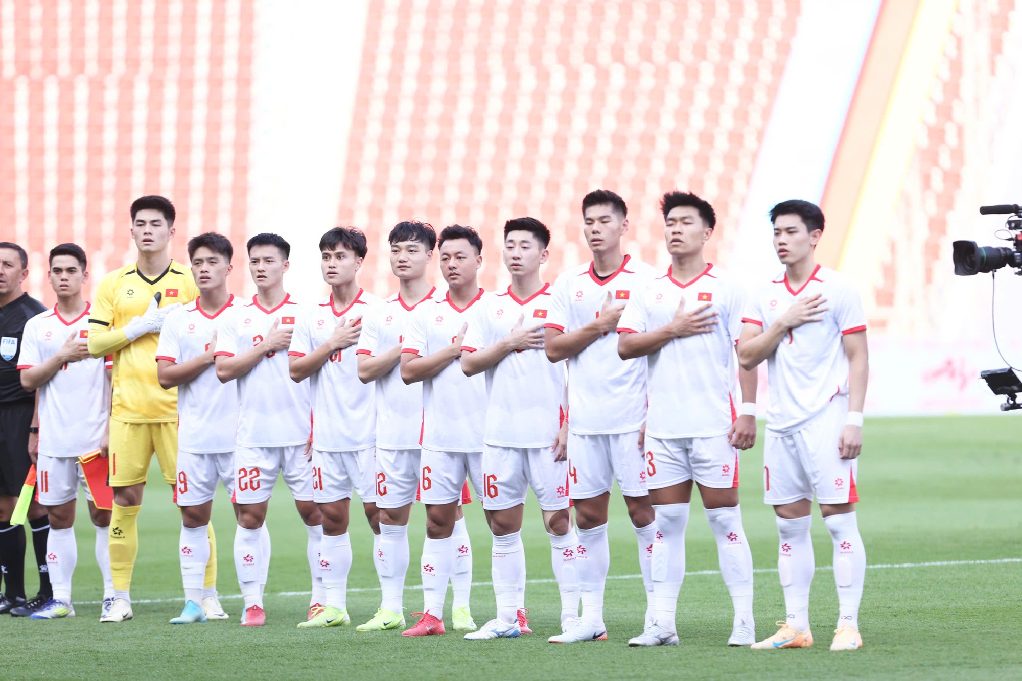 U22 Việt Nam gặp sự cố ngay trước giờ bóng lăn.