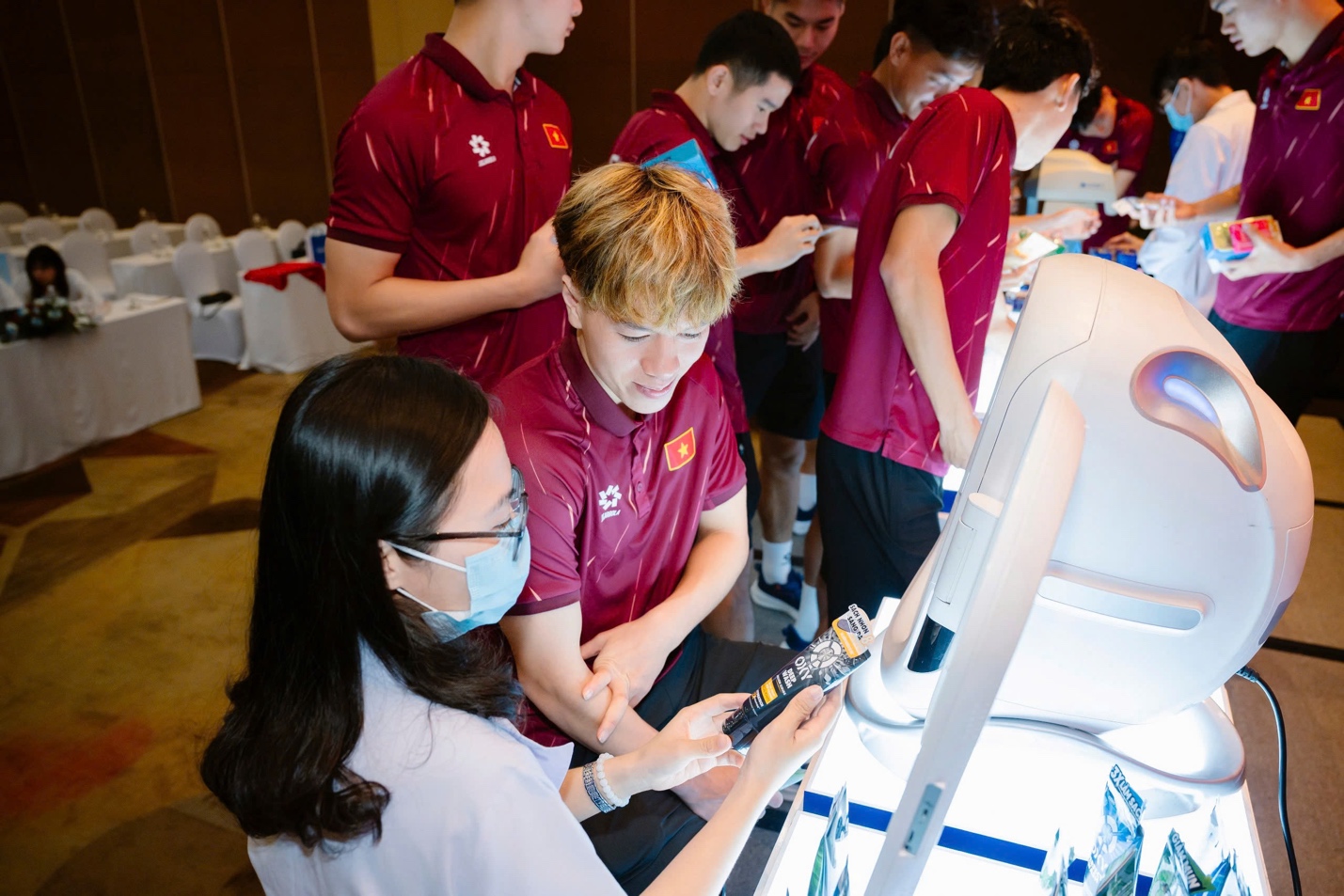 Các cầu thủ được chuyên gia khám da, khám mắt và tư vấn chăm sóc sức khoẻ