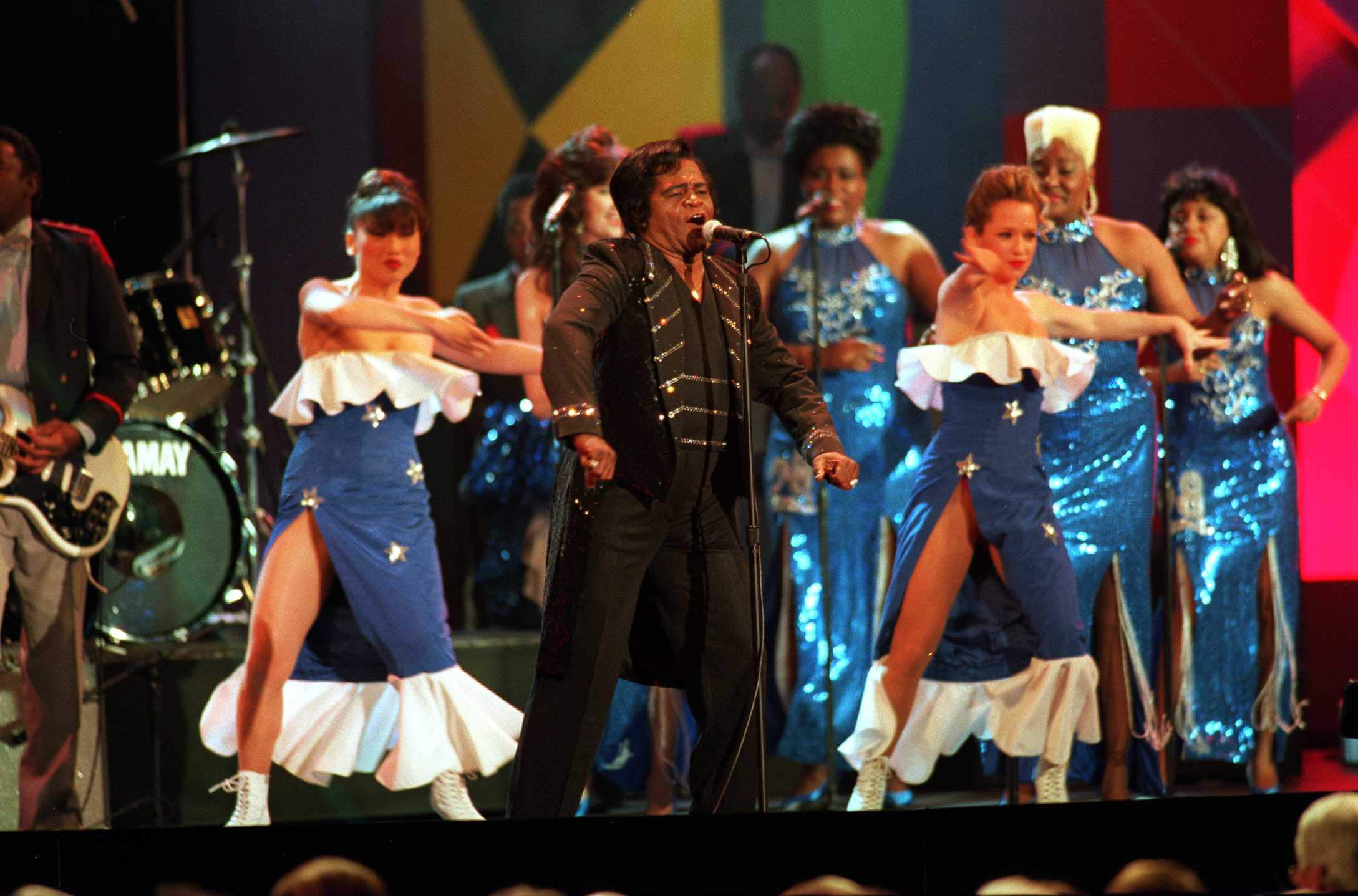 James Brown trình diễn trên sân khấu lễ bốc thăm World Cup