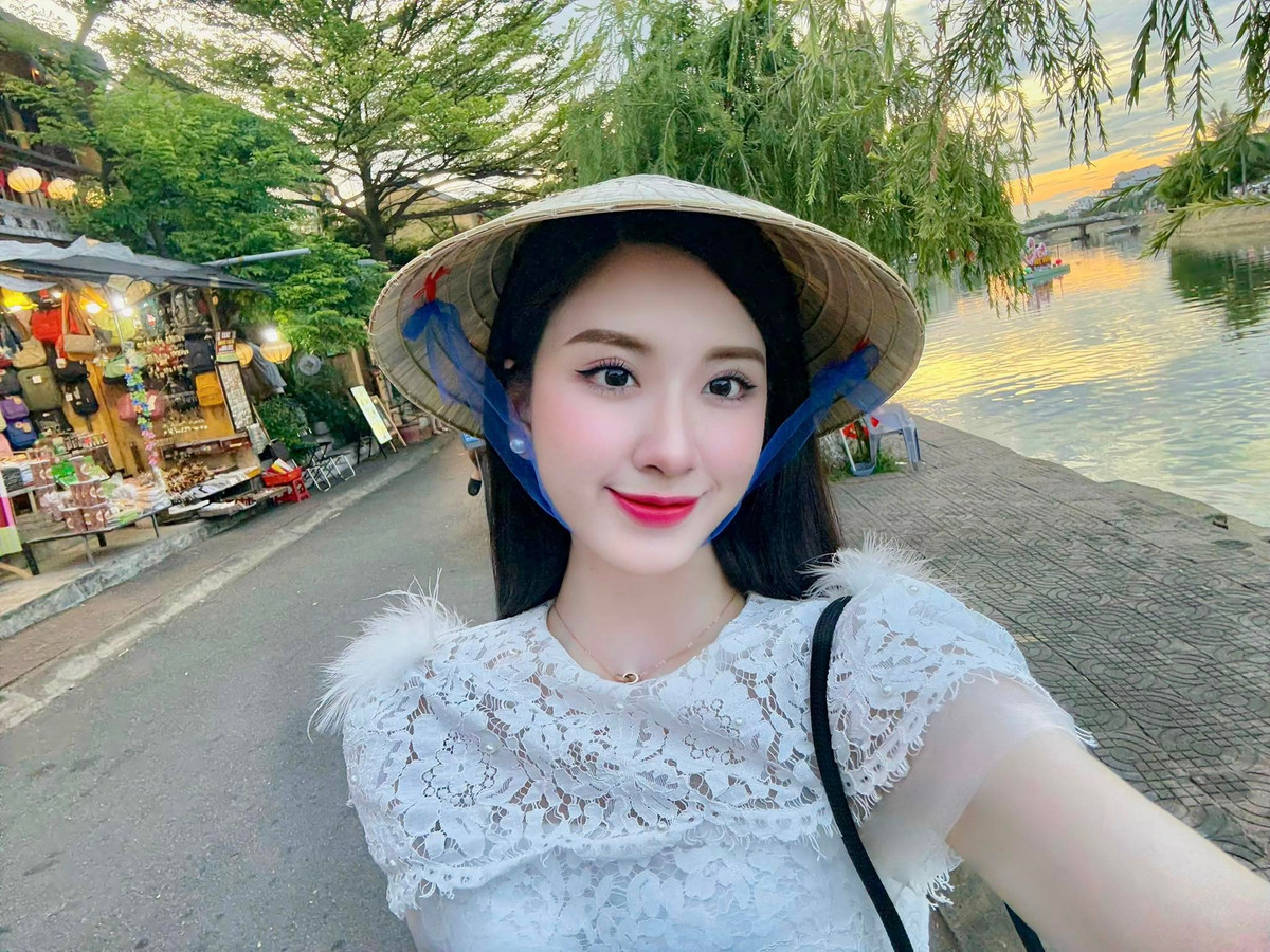 Sinh ra trong đình có truyền thống bóng đá nổi tiếng với nhiều thế hệ cống hiến cho sân cỏ, Văn Doanh Nhi sớm mang trong mình niềm tự hào và bản lĩnh từ cha ông. Ái nữ nhà cựu danh thủ bóng đá Việt Nam