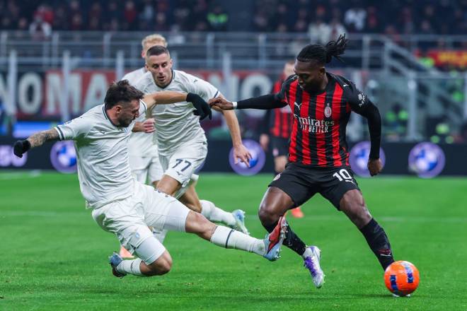 Cầu thủ AC Milan thi đấu tập trung