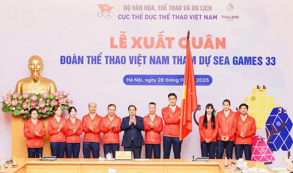 Võ sĩ karate Lê Minh Thuận cầm cờ