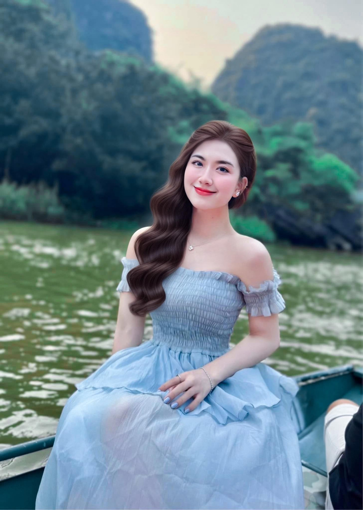 Thừa hưởng máu thể thao từ gia đình, nhưng Doanh Nhi lại chọn cho mình một hướng đi riêng. Hiện tại, cô là MC quen thuộc trên sóng truyền hình Nghệ An với các chương trình 'Thời sự', 'Nghệ An ngày mới', 'Nhịp sống 24h', 'Bản tin thời tiết'. Doanh Nhi MC truyền hình Nghệ An