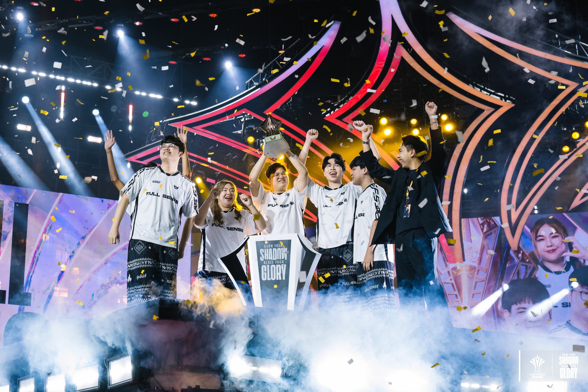 Khoảnh khắc lên ngôi vô địch của đội tuyển đến từ RPL Thái Lan Full Sense ăn mừng chức vô địch