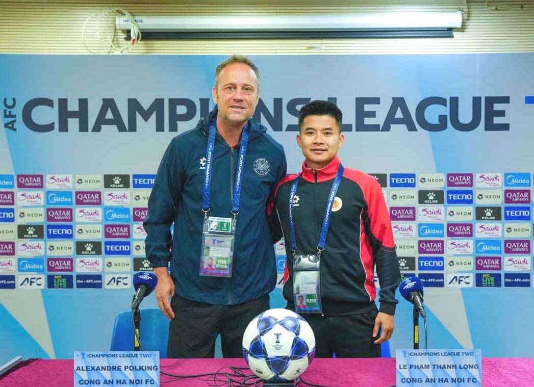 HLV Polking và tiền vệ Thành Long tham dự buổi họp báo trước trận đấu