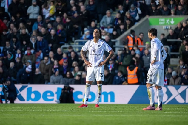 Anh nên được ngồi ngoài để lấy lại tinh thần.