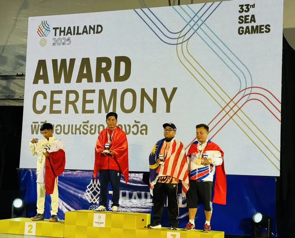 Bi thủ Nguyễn Văn Dũng giành HCV đầu tiên cho bi sắt Việt Nam ở SEA Games 33-2025 Nguyễn Văn Dũng nhận huy chương vàng môn bi sắt