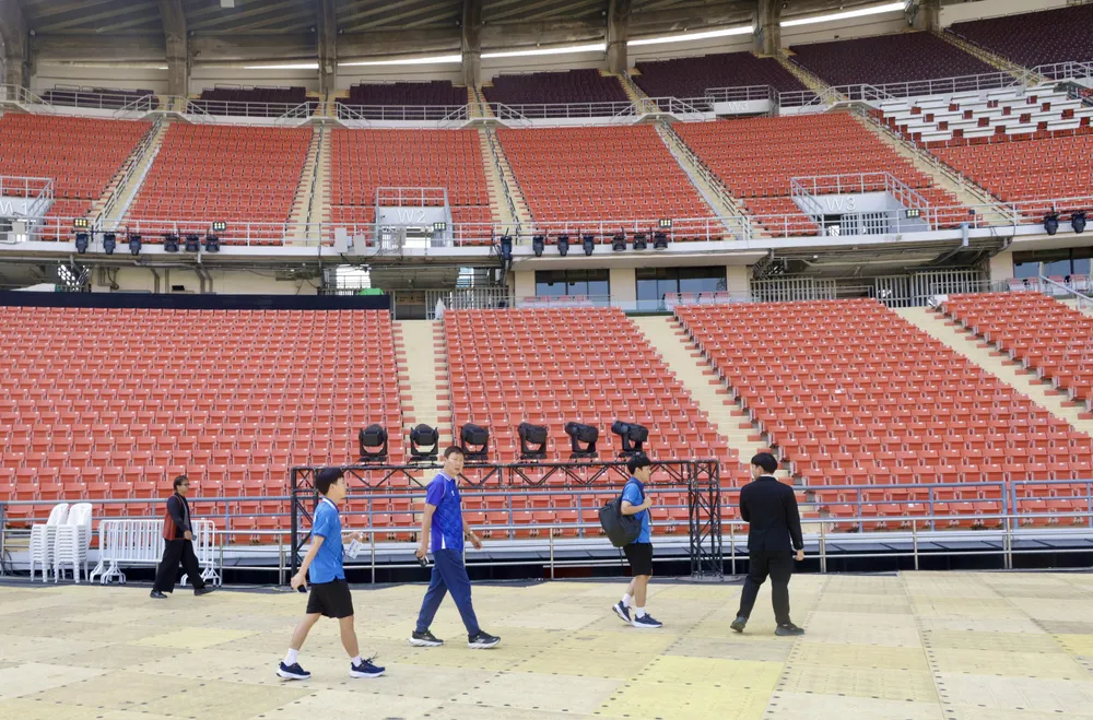 HLV Kim Sang-sik tham quan sân Rajamangala trước trận đấu