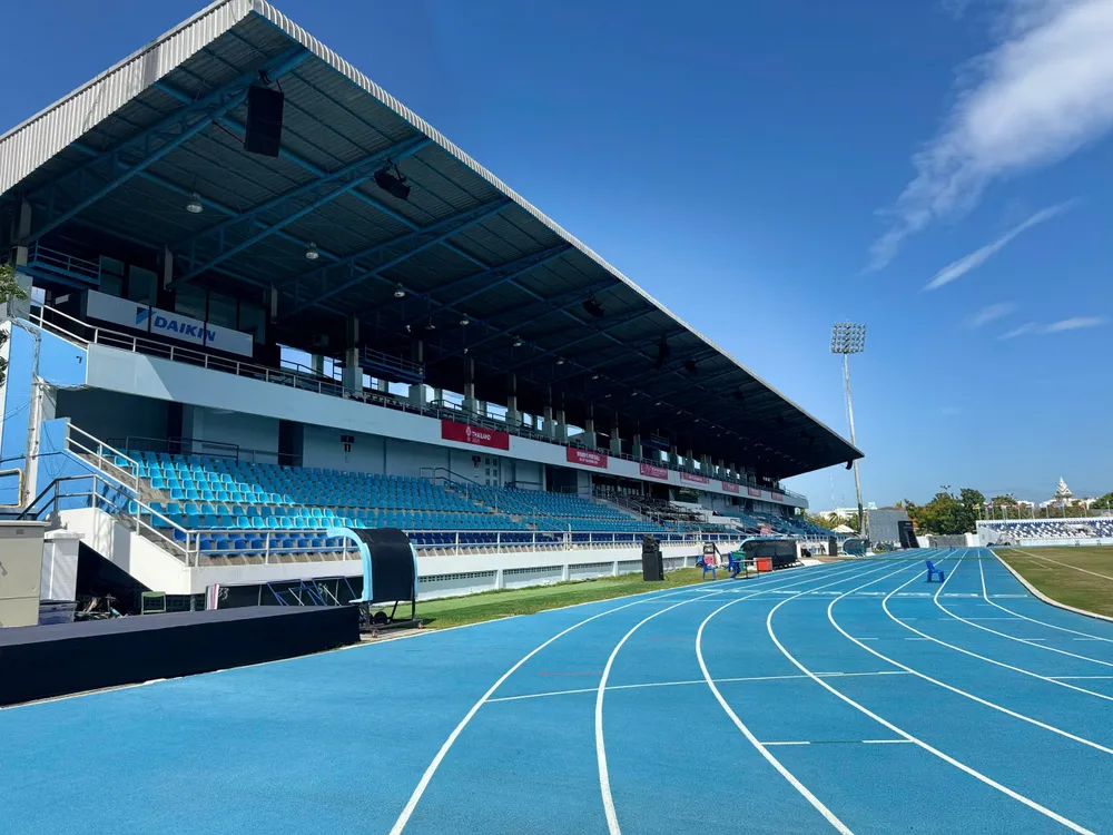 Sân đa năng Chonburi tổ chức điền kinh và bóng đá