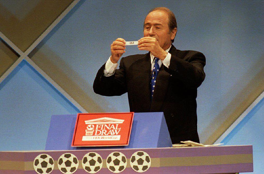 Sepp Blatter cầm lá thăm đội chủ nhà Mỹ