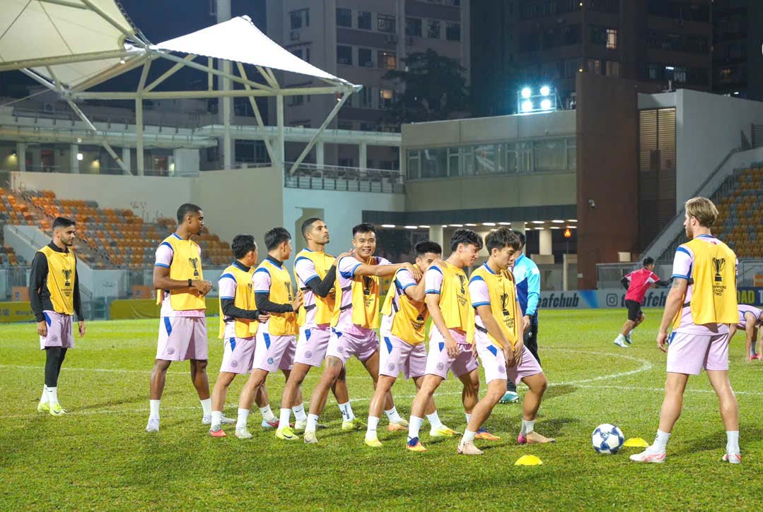 Các cầu thủ CAHN tập làm quen sân thi đấu