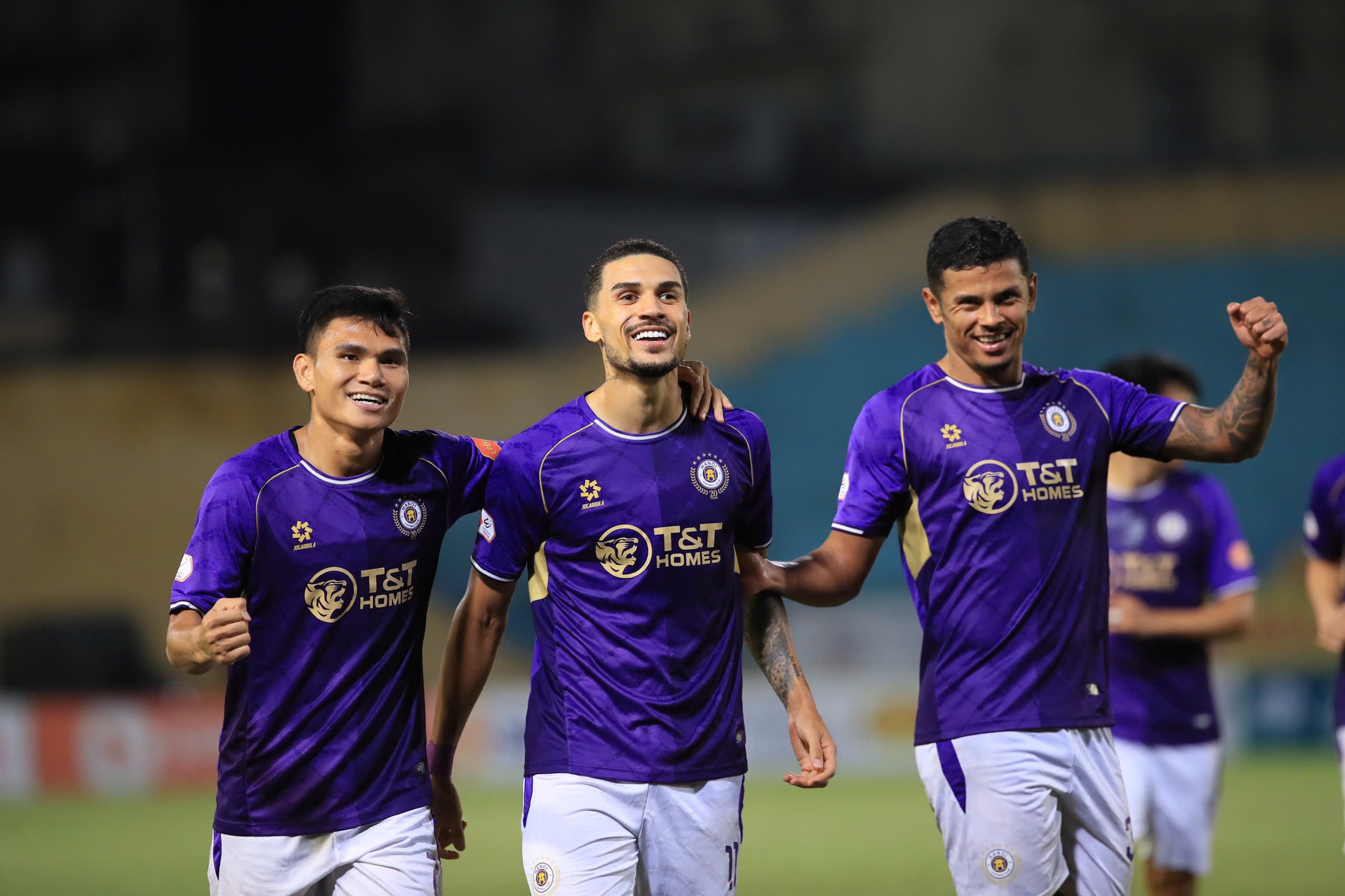 HLV Harry Kewell bất ngờ khi V-League dừng 3 tháng - Ảnh 2. Cầu thủ nhập tịch Đỗ Hoàng Hên (giữa) tỏa sáng trong màu áo CLB Hà Nội