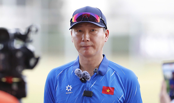 HLV Kim Sang-sik trả lời phỏng vấn trước buổi tập chiều 10/12 HLV Kim Sang-sik trả lời phỏng vấn