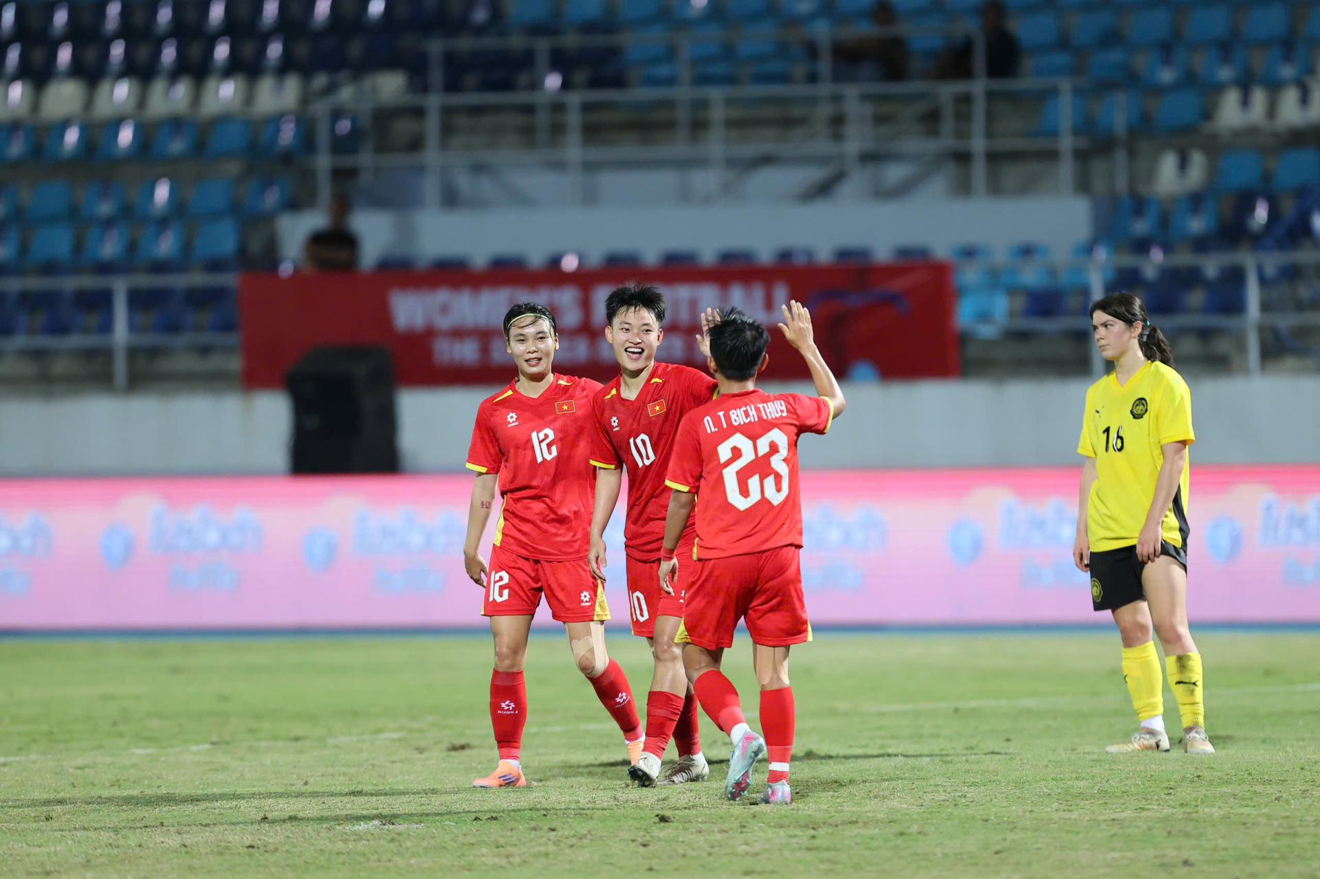 Thái Thị Thảo ăn mừng bàn thắng trong trận gặp Malaysia