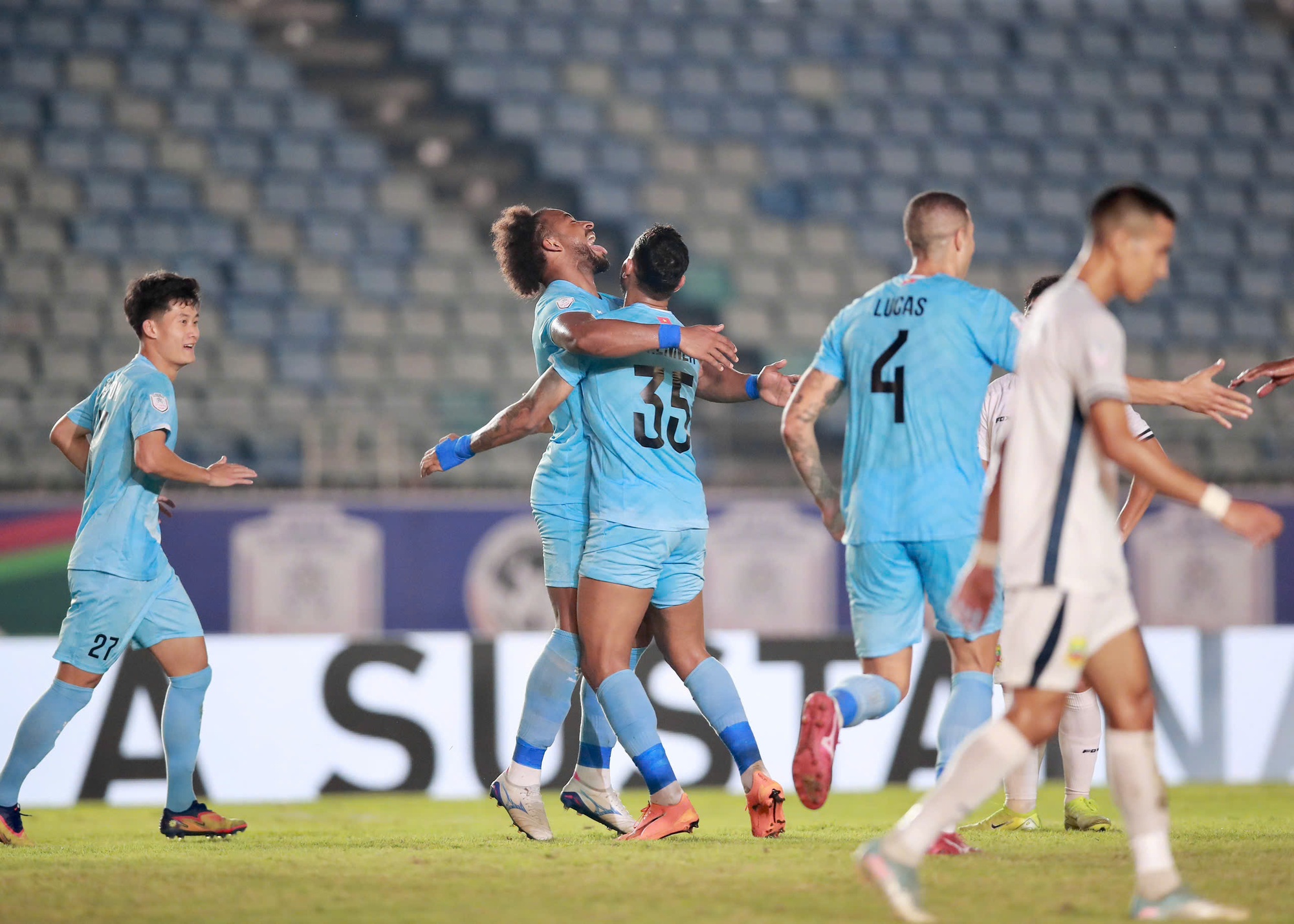 Tiền đạo Xuân Son chơi xuất sắc