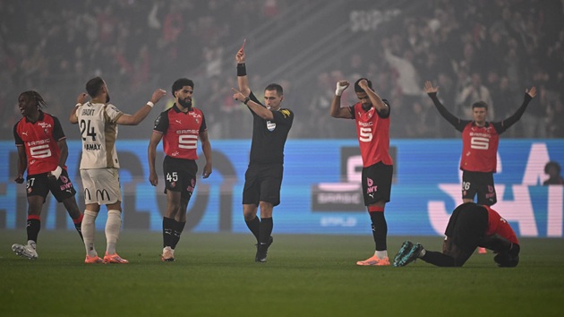 Các trọng tài ở Ligue 1 không ngần ngại cắt còi dừng trận đấu. Các trọng tài ở Ligue 1 không ngần ngại cắt còi dừng trận đấu.