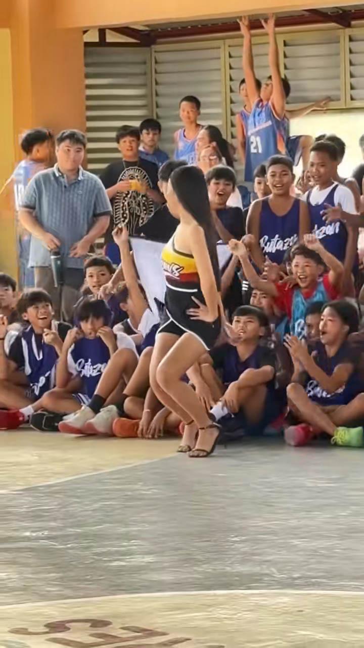 Hoạt náo viên có hành động phản cảm đến mức gây phẫn nộ cộng đồng mạng- Ảnh 4. Hoạt náo viên có hành động phản cảm đến mức gây phẫn nộ cộng đồng mạng- Ảnh 4.