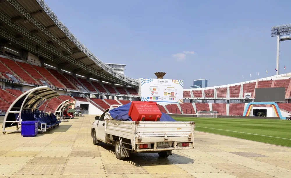 Xe chuyên dụng chuyển thiết bị tại sân Rajamangala