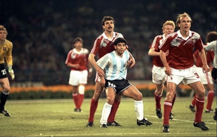 Maradona che chắn bóng kiêu hãnh tại World Cup