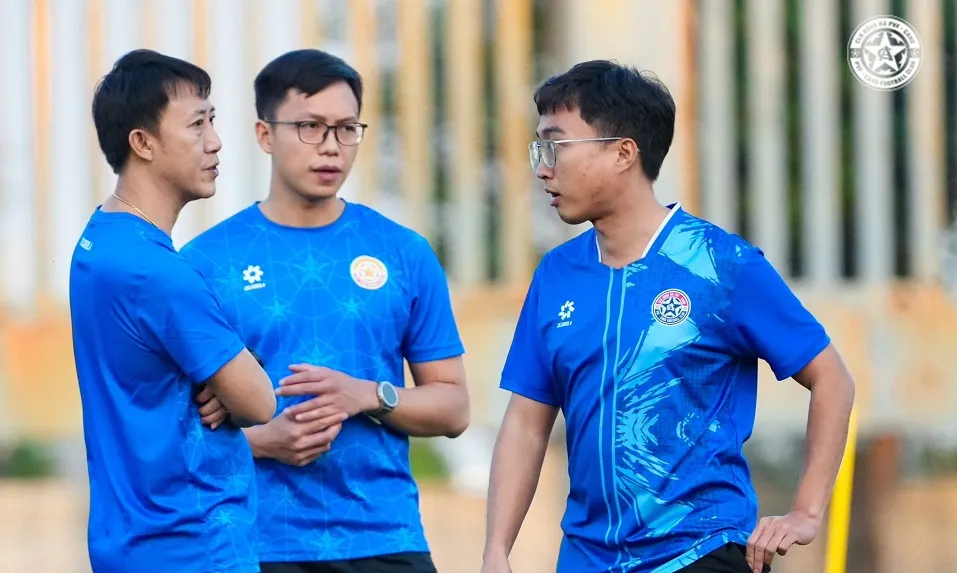 HLV Nguyễn Thành Công và ban huấn luyện CLB PVF