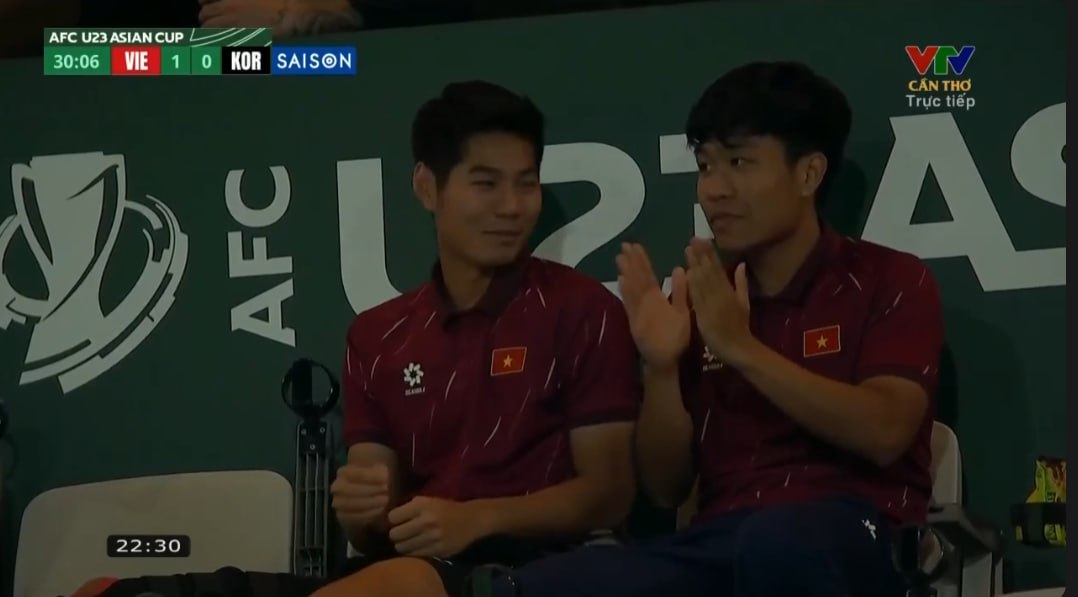 Hiểu Minh theo dõi trận đấu từ khán đài cùng Lý Đức Hiểu Minh trên khán đài cùng Lý Đức