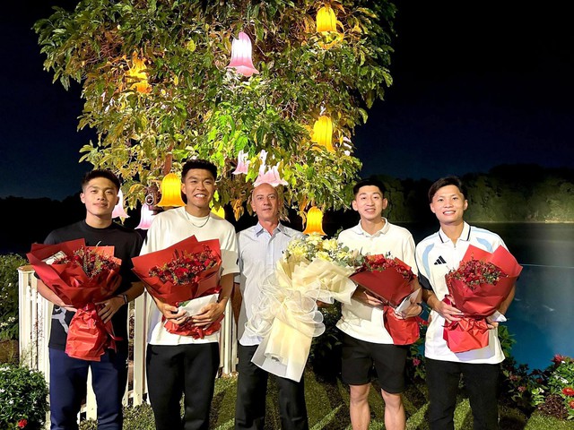 4 cầu thủ trưởng thành từ Gia Lai về lại chốn xưa tri ân người thầy đầu tiên