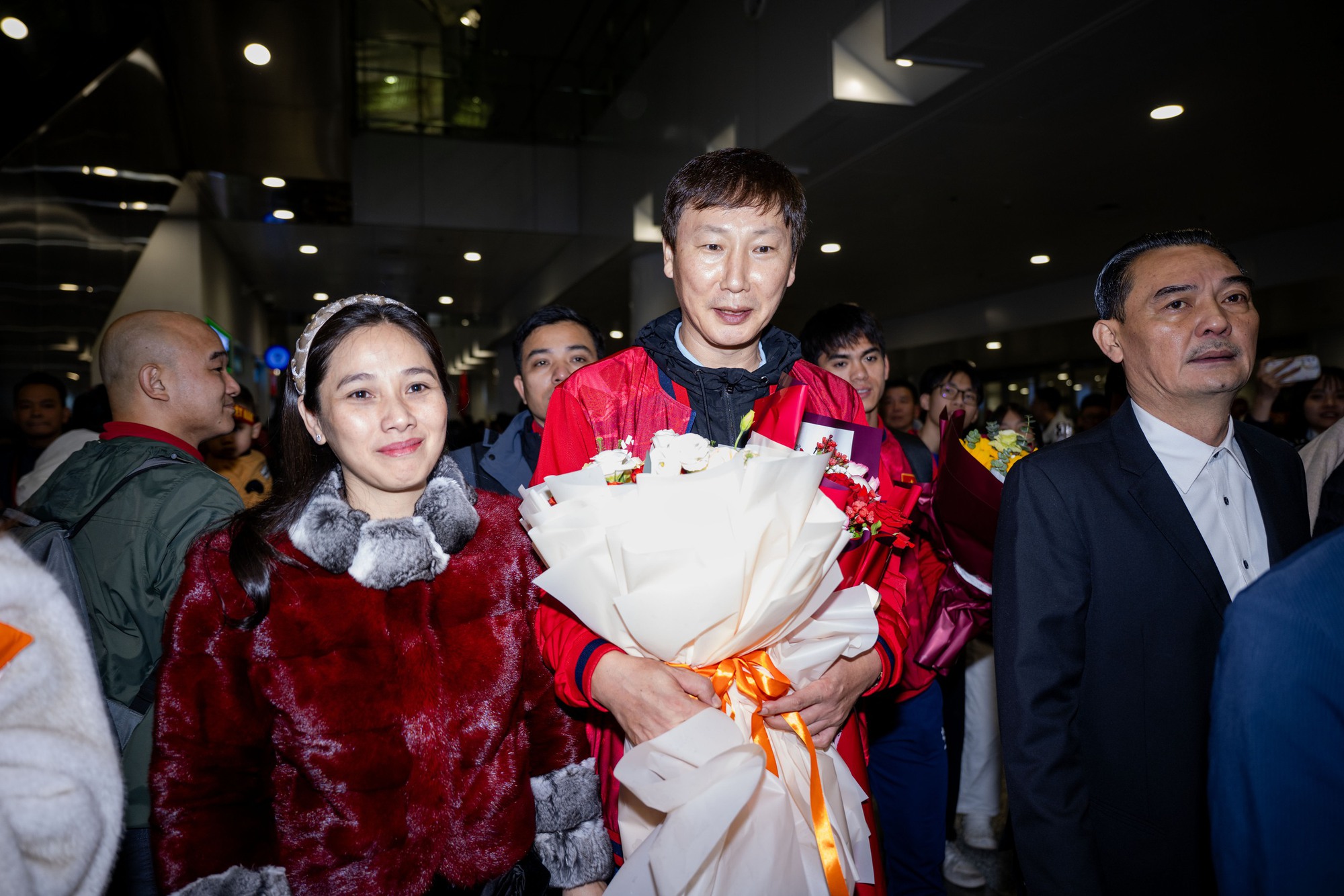 HLV Kim Sang-sik được chào đón nồng nhiệt