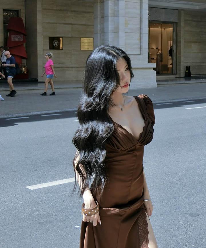 Mai Dora áp dụng công thức “váy ngắn chân dài” khiến fan ngây ngất- Ảnh 2. Mai Dora diện váy ôm tôn dáng, khéo léo khoe vòng một